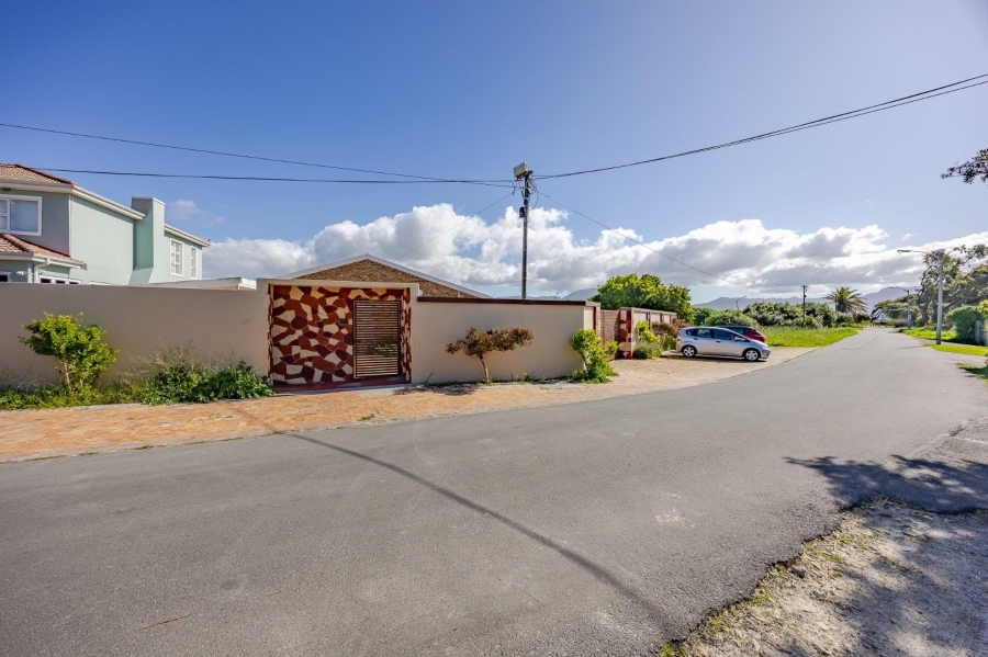 4 Bedroom Property for Sale in Zeekoevlei Western Cape